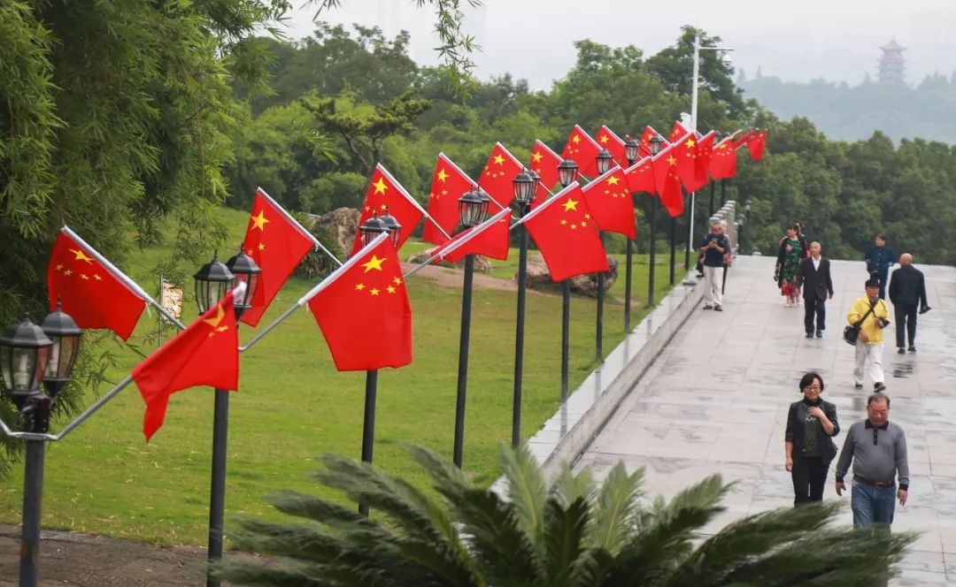 最美中国红!近两万面五星红旗挂满广安街头_国旗