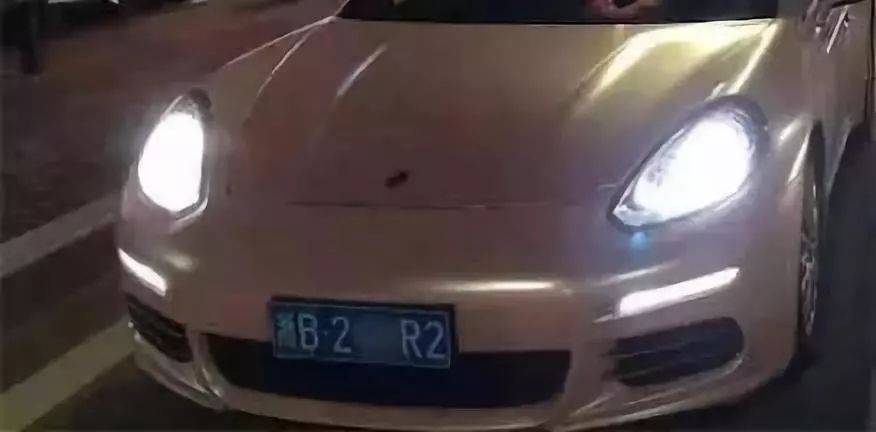 女子保时捷内大哭 引来交警检查一查多项都违