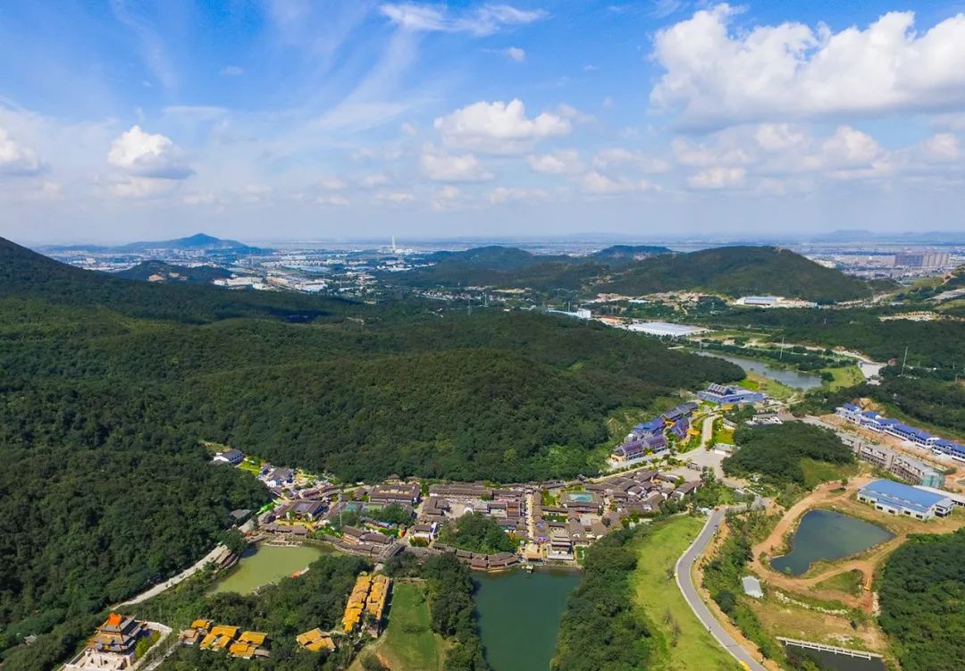 为庆祝新中国成立70周年,挖掘,呈现句容宝华镇,宝华山以及千华古村