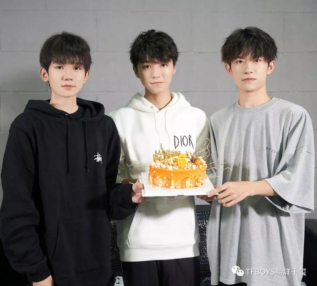 tfboys六周年演唱会纪录片上线,三人练歌时歌词本上的