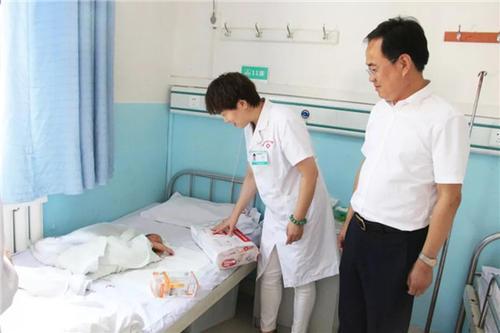 孕婴帮：原创宝宝出生被剪脐带的瞬间，这下意识的动作秒变表情包，让医生笑喷