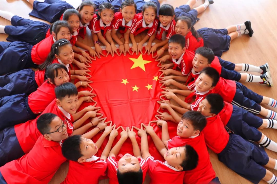 【市第二十四小学】"向祖国表白 我和国旗合个影"市二