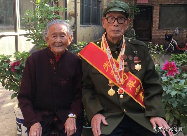 山西绛县老战士李存良被颁发70周年纪念章,战争中他