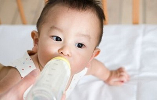 「蓝象宝贝育儿」孩子晚上入睡后“满床打滚”？弄懂这些原因后，让宝宝睡的更安稳