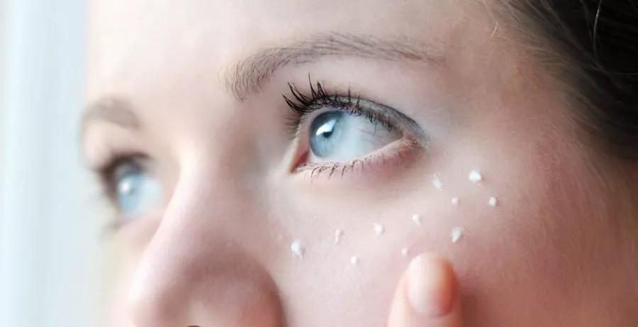 七老护肤知识，眼霜使用的这几个误区，你犯了么？