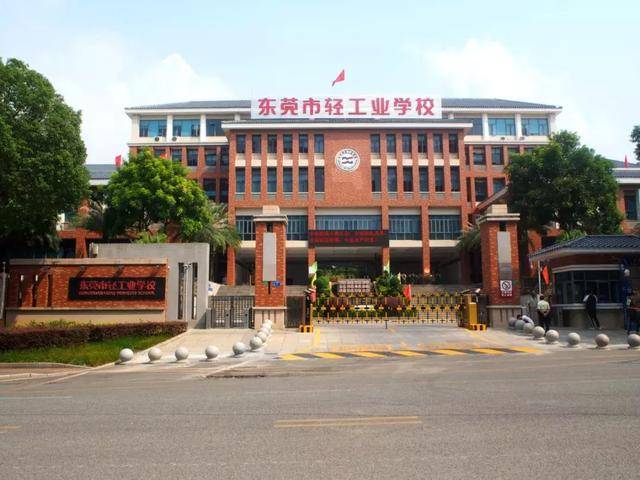 到达教学楼都会有非常清晰的相关指示 1.到达深圳市轻工业学校 4.