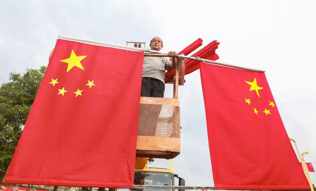最美中国红近两万面五星红旗挂满广安街头