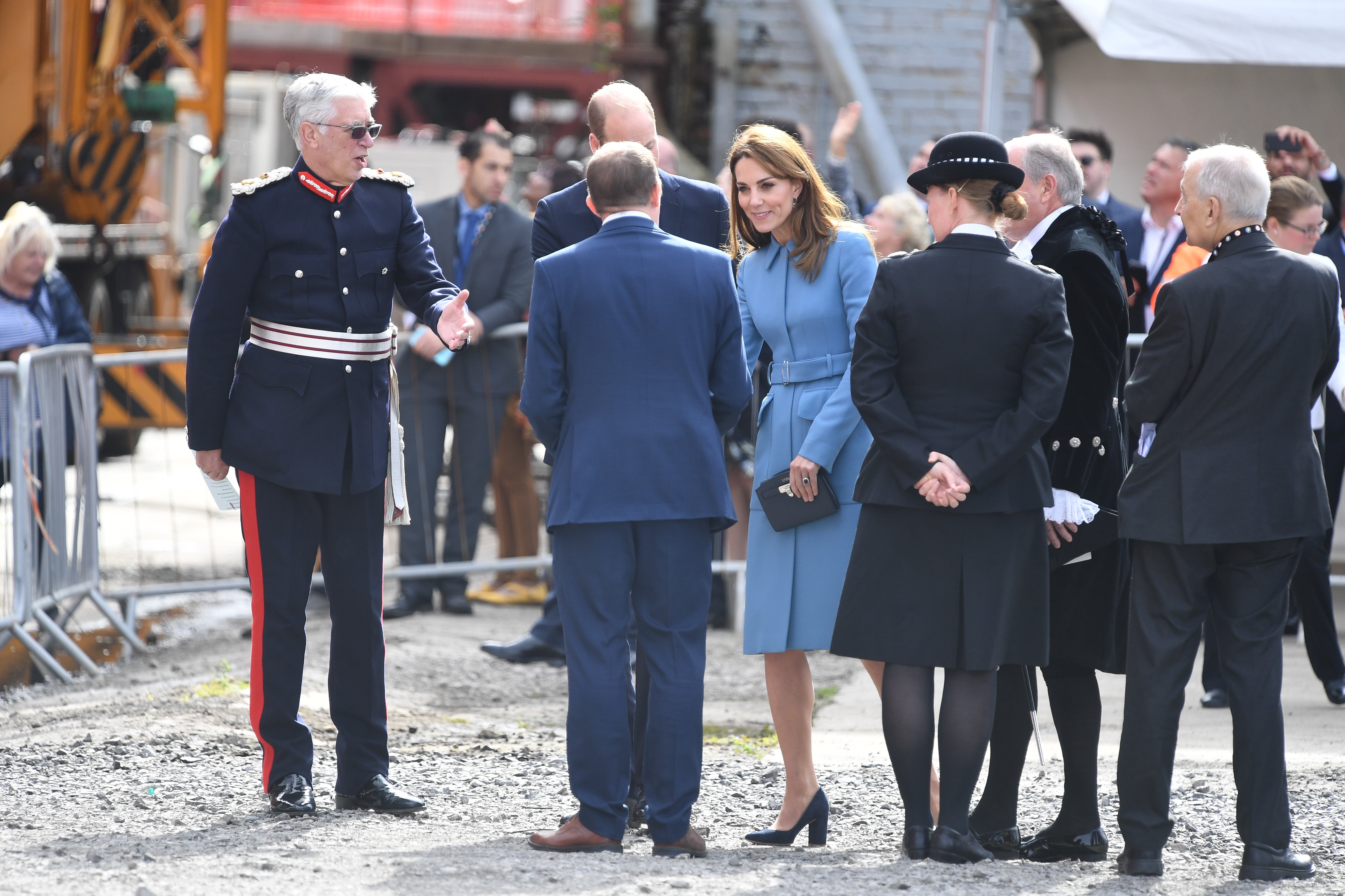 威廉王子夫妇出席科考船命名仪式王妃一袭蓝套装优雅迷人