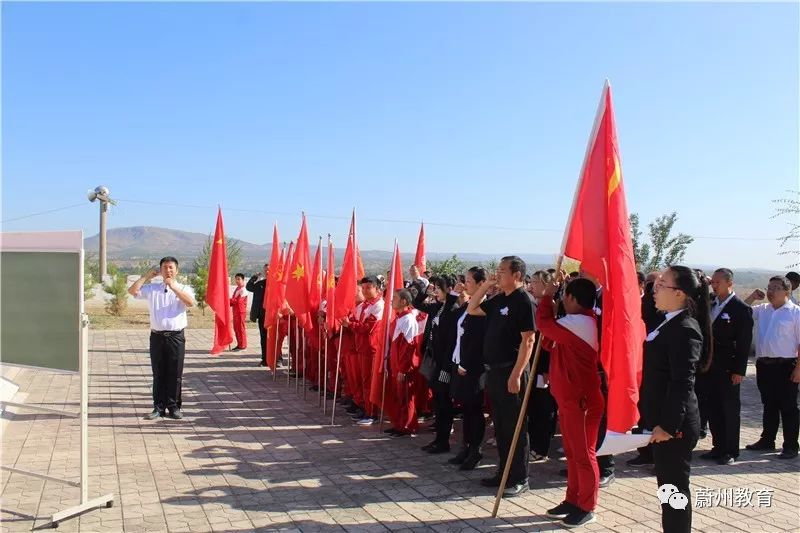 小学组织全体师生在马宝玉烈士的故乡—下元皂村举行了主题纪念活动