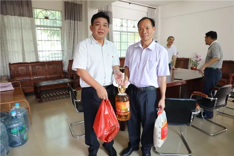【要闻】喜迎70华诞 符会从到打安镇慰问劳动模范