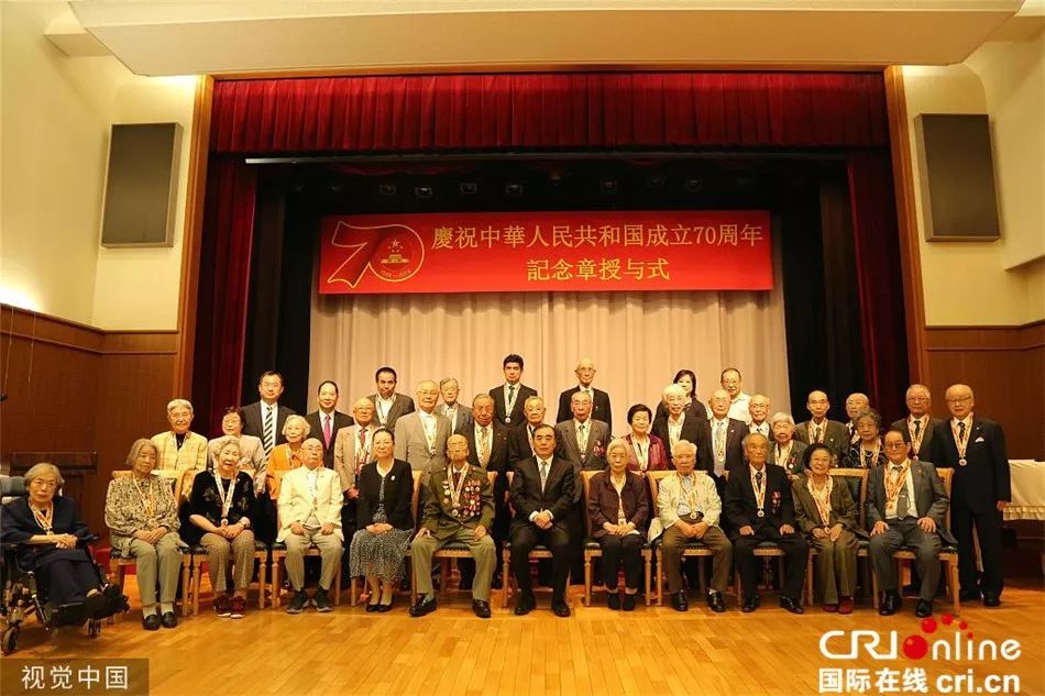 中国驻日大使孔铉佑为日籍解放军老战士颁发纪