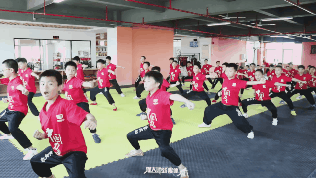 骨骼发育 以及体态的健康成长都有着极大的正面效果 武术的训练讲究身