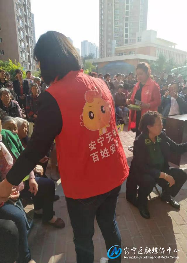 安宁堡街道开展关爱老年人健康预防邪教危害反邪教宣传活动
