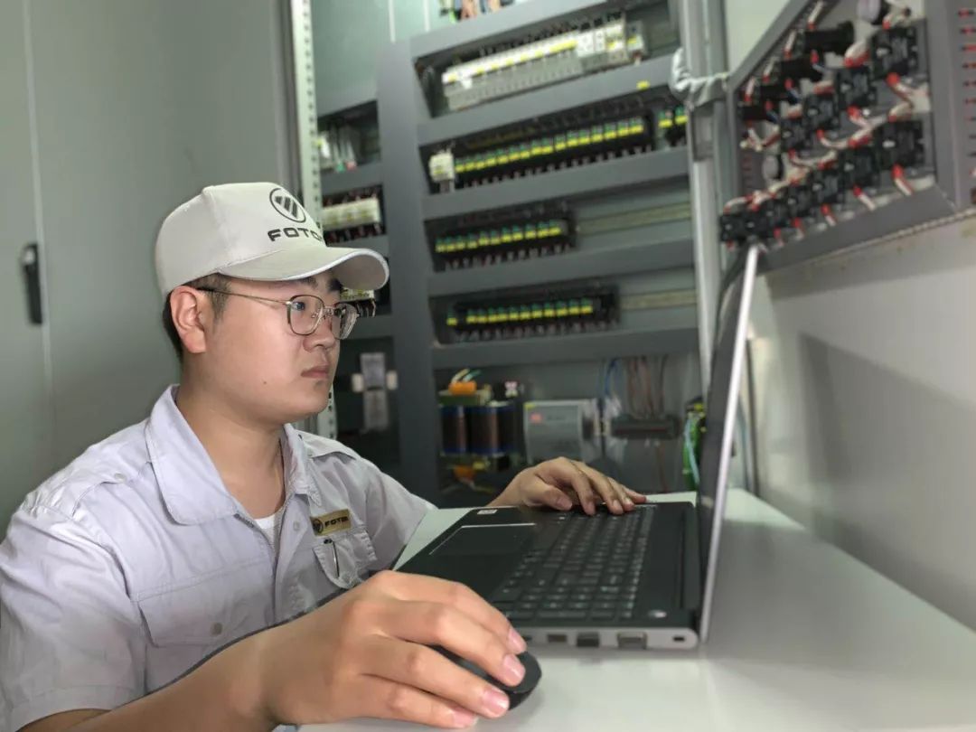 plc电气工程师正在冯衍正在检测设备运行数据通过三道工序的改善,各