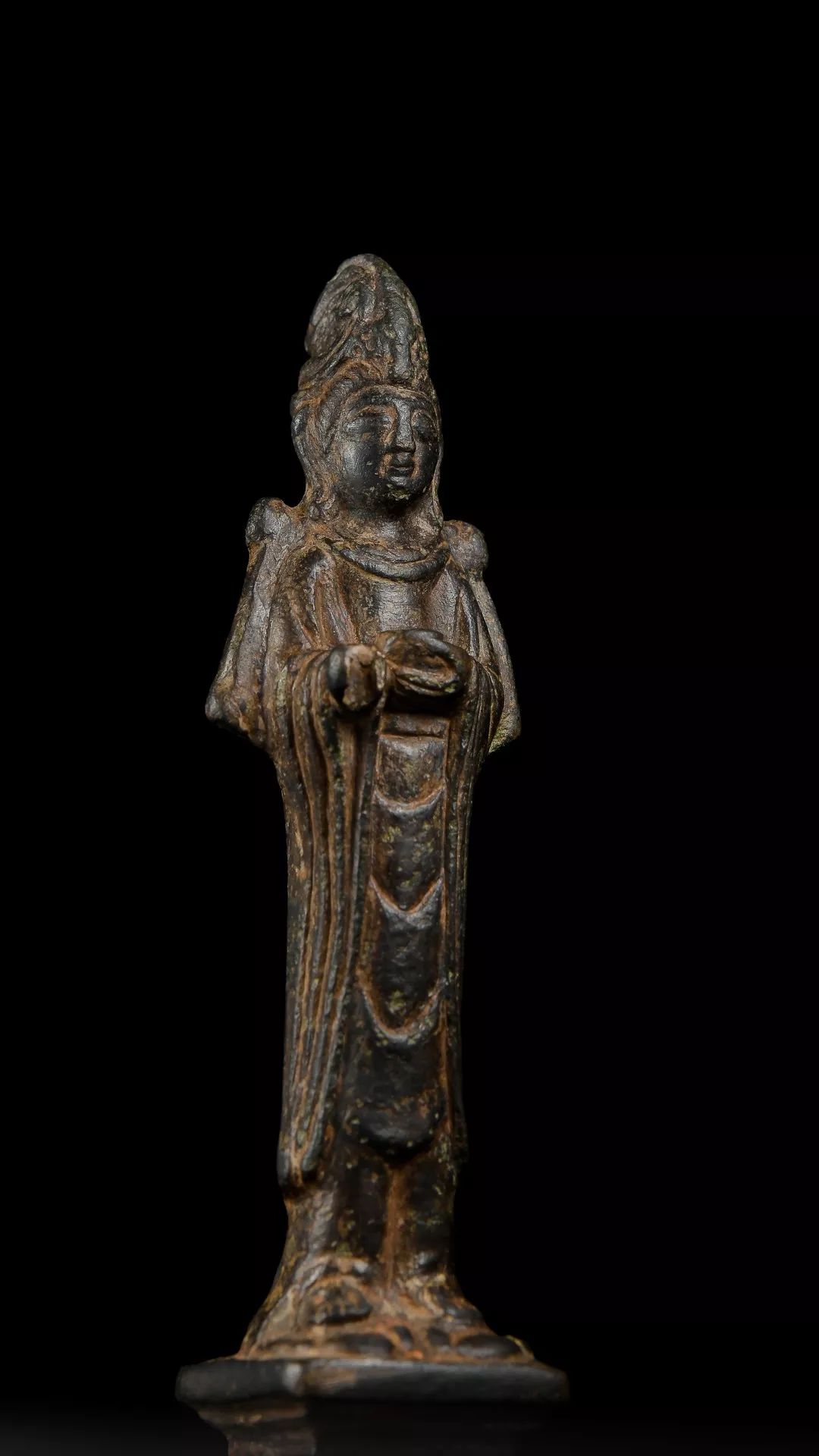 3cm若在辽代金铜佛像间多进行对比,便可发现辽代佛像面目五官极为相似