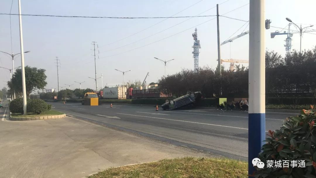 在蒙城县西外环路与政通路交口北附近,发生一起交通事故,一辆黑车轿车