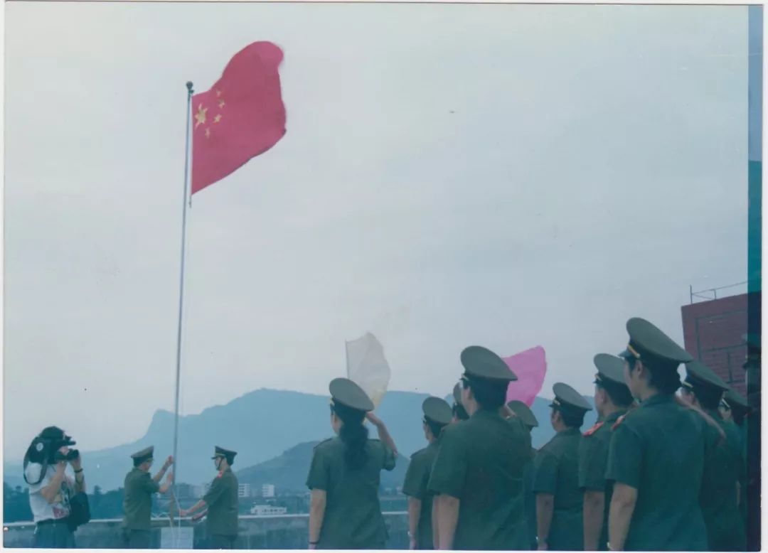 是两位与祖国同岁的老检察官—雅安市检察院退休干部郑成度和黎万荣