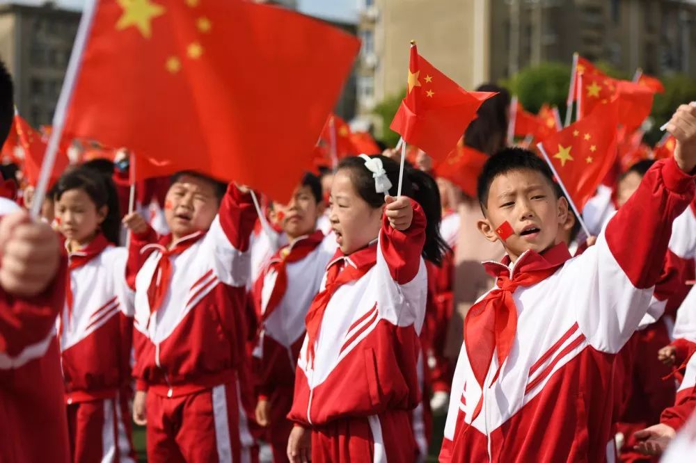 "敬礼,鲜艳的五星红旗" ——文亮小学献礼新中国成立