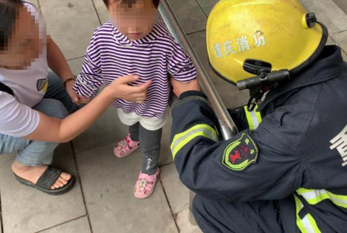 重庆时间：原创女童把手伸进坐凳的夹缝里被卡 手臂涨得通红