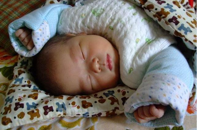 90后俏妈育儿■孩子晚上睡着后总“满床打滚”？弄懂这些原因，宝宝睡得更安稳