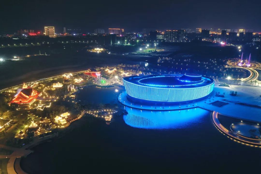 南康家具小镇夜景 吴鹏飞/摄