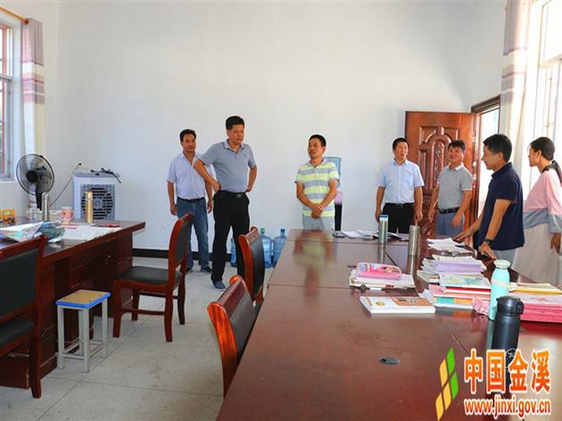金溪县教体局局长邱广文深入琉璃中心小学进行督导检查工作