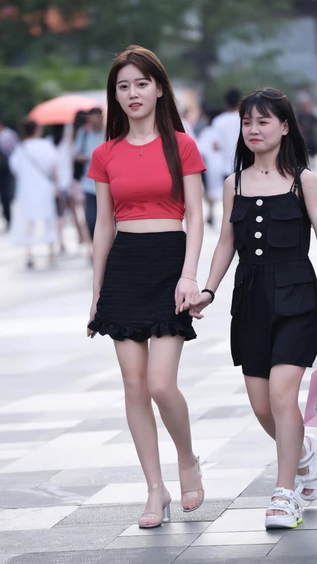 街拍：一位清纯美女，红色露脐装搭配黑色包臀裙，时尚大方之美！插图(4)