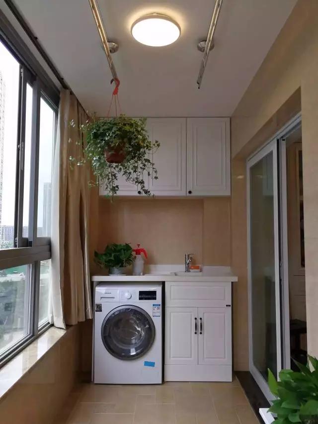 原创小户型的阳台当然要这样做,洗衣机加上柜子很实用