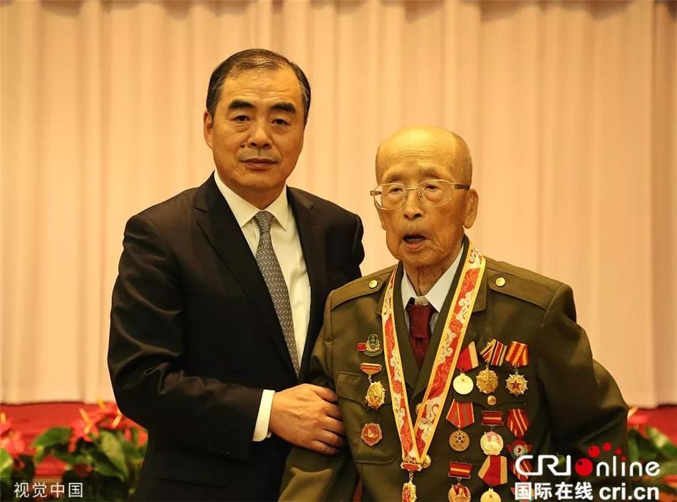 中国驻日大使孔铉佑为日籍解放军老战士颁发纪念章