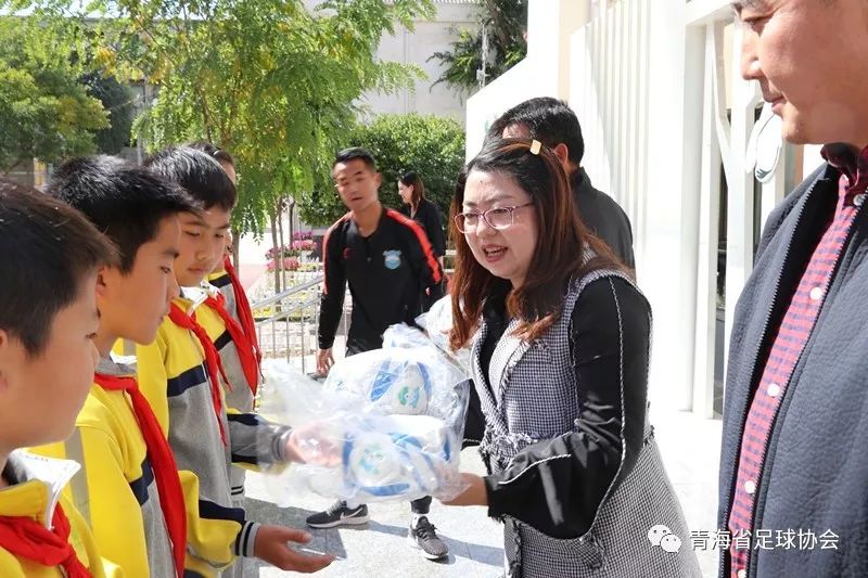 青海省足球协会走进西宁市北大街小学,共同举办"同心同梦,共育足球娃"