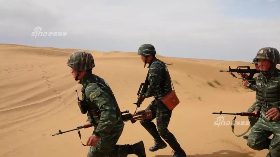 腾格里沙漠练反恐!武警战士开上沙漠地形车