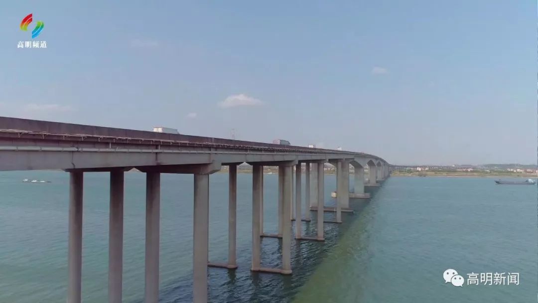 段的上游,一条连续箱梁结构的特大桥通车了,这就是广明高速富湾特大桥