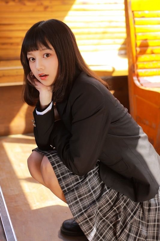 原创搞笑gif趣图:看着好心疼妹子,技术不行不要骑这么快啊