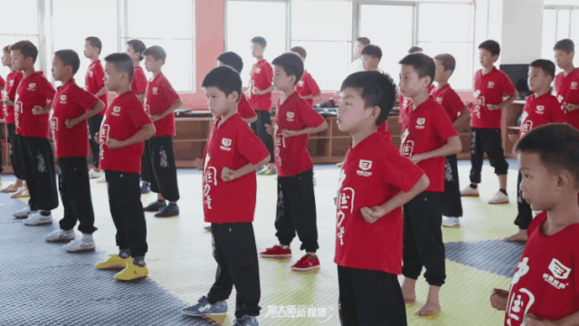 骨骼发育 以及体态的健康成长都有着极大的正面效果 武术的训练讲究身