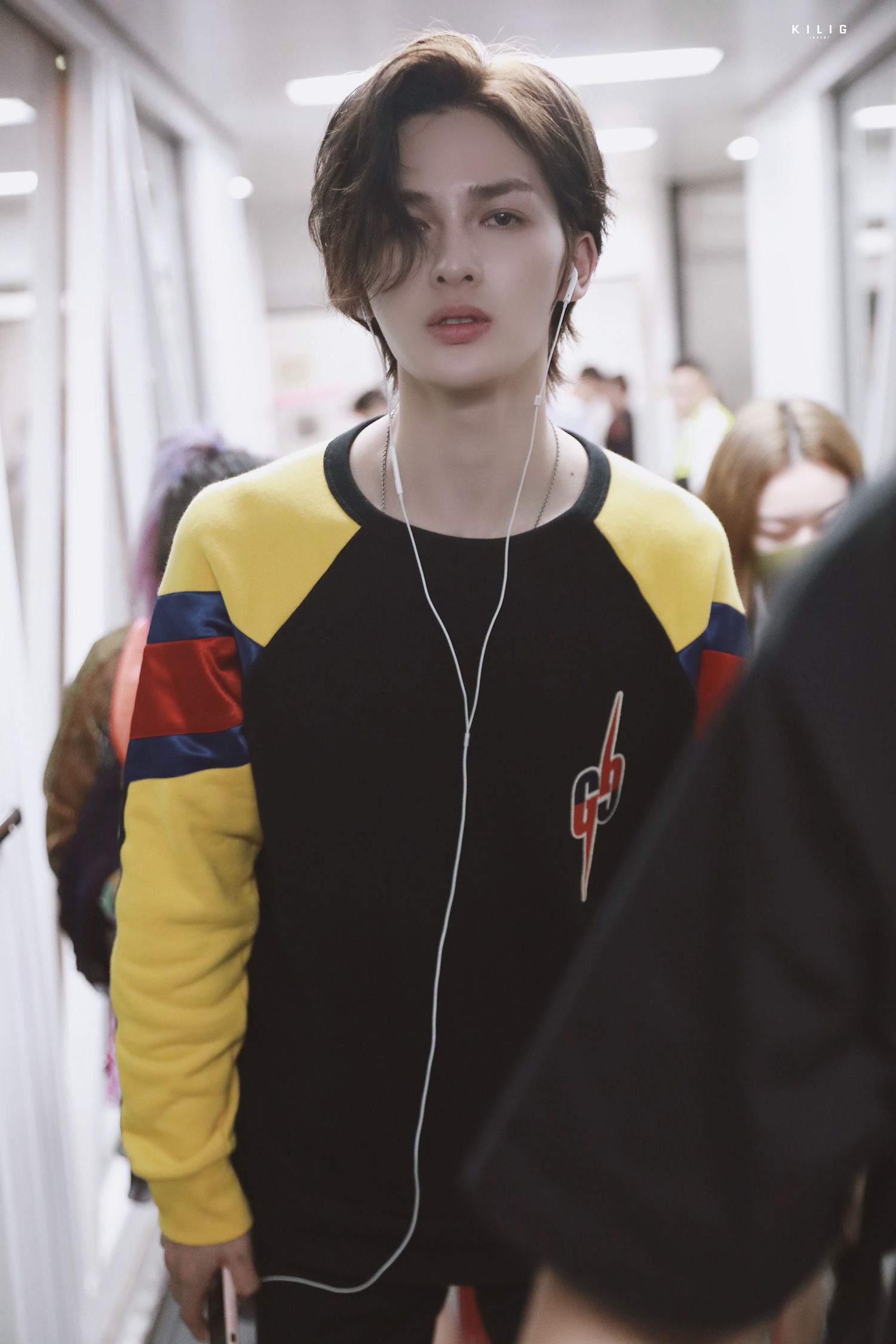 朱正廷上海飞武汉到达 日系运动boy在向我们招