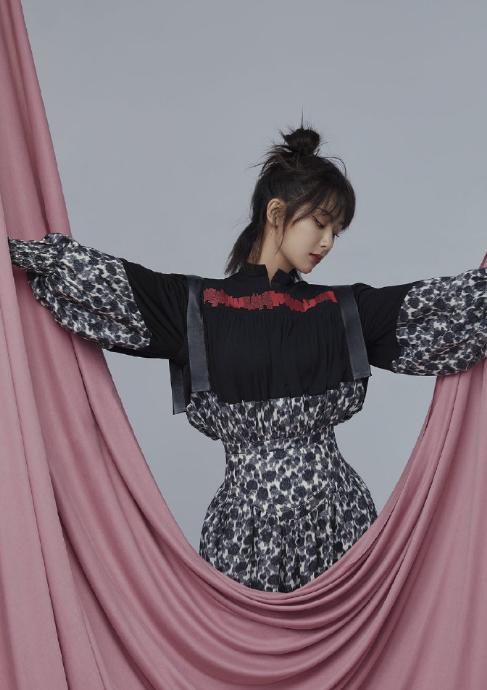 杨紫一改往日甜美风,穿西装打领带上演眼神杀,又酷又a