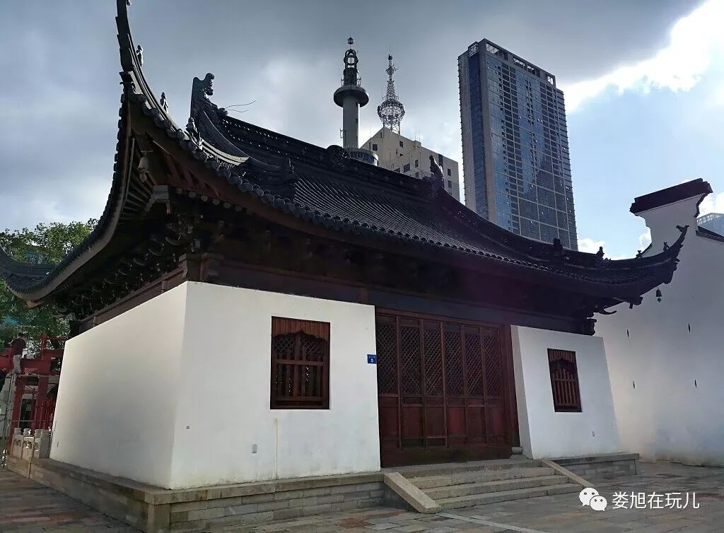 巷子中部有一座金胜神庙是由无锡金匮县钱商修建的财神庙小娄巷真是既