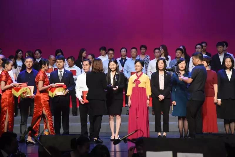 天安财险合唱团荣获浦东新区直管企业职工庆祝新中国成立70周年合唱比赛（决赛）一等奖插图(8)