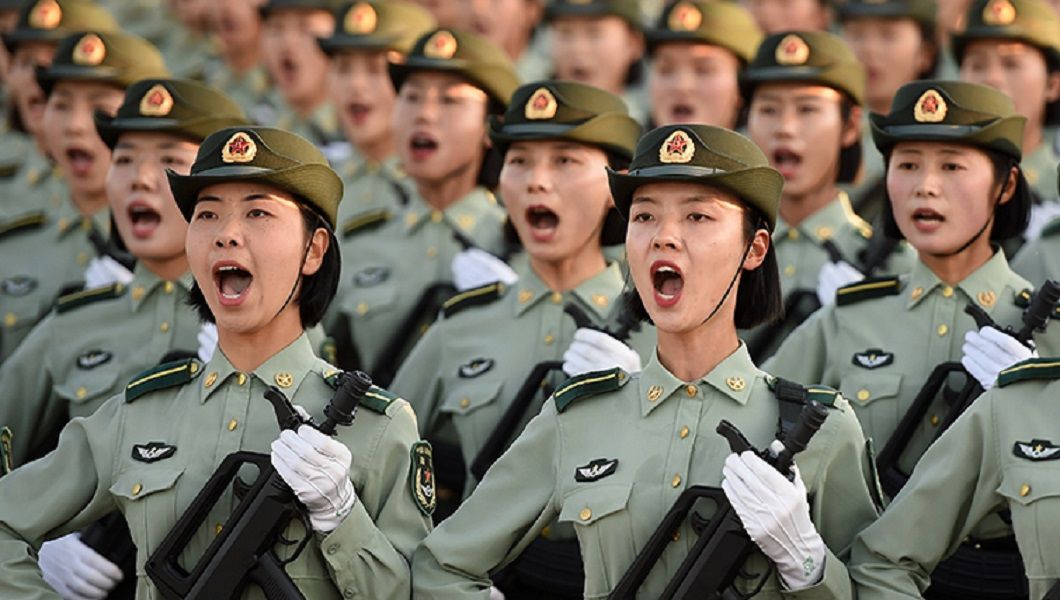 原创中国女兵傲人身姿挥汗训练场,81名妈妈队员也上阵:义不容辞