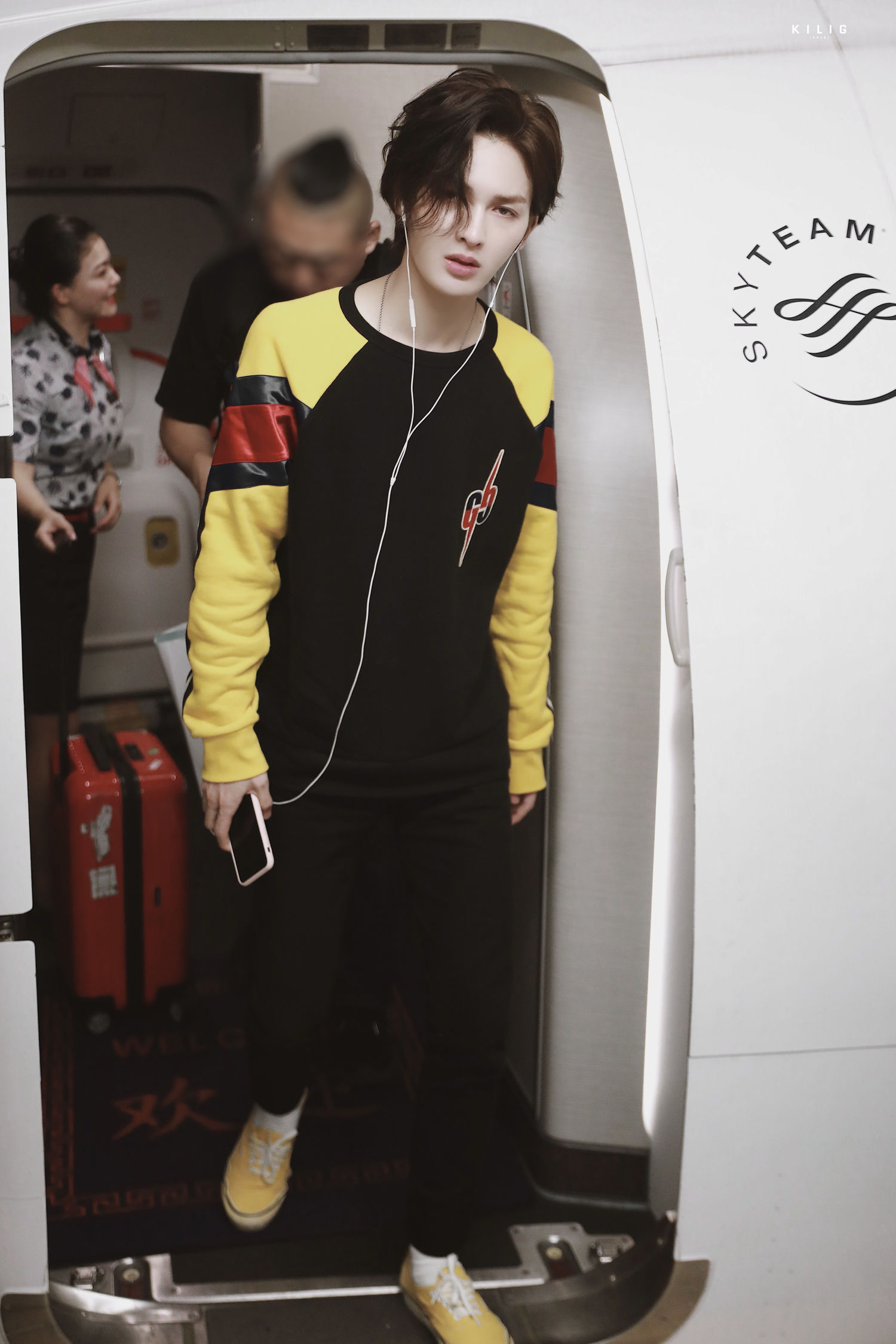 朱正廷上海飞武汉到达 日系运动boy在向我们招