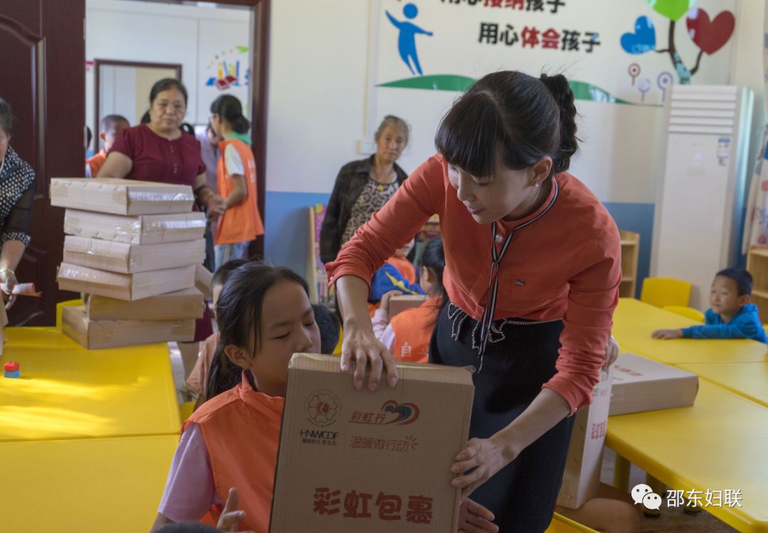 市妇联党组书记,主席罗婵娟带领党员在廉桥镇兔子坪村为留守儿童捐赠