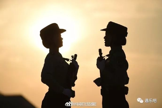 美帅阅兵训练场上的女兵剪影
