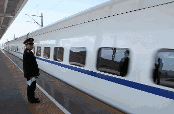 怎么到火车站台接人 9ac25797eab045438e0722ddd5afa74f.gif