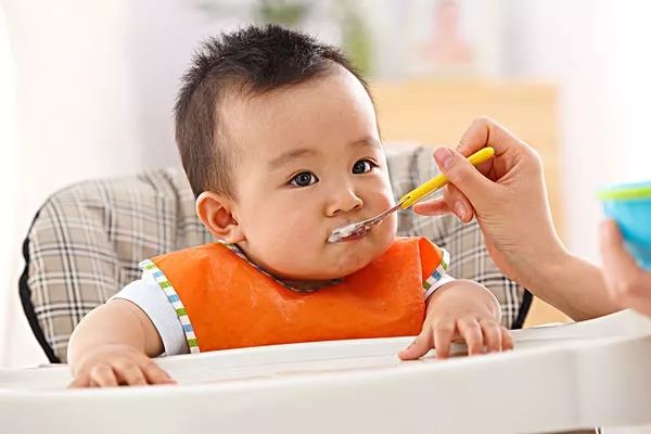 幼儿什么时候开始学吃饭 a38a2b4c33e348d2832071ebefac2f38.jpeg