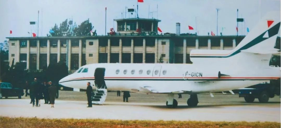 当时,巫家坝机场是军民两用机场,除了军用飞机之外,常驻的民航客机