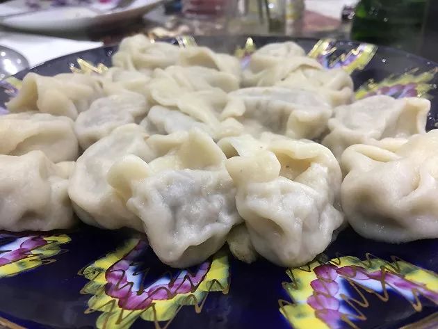 做梦看见别人口吃饺子_吃饺子卡通图片