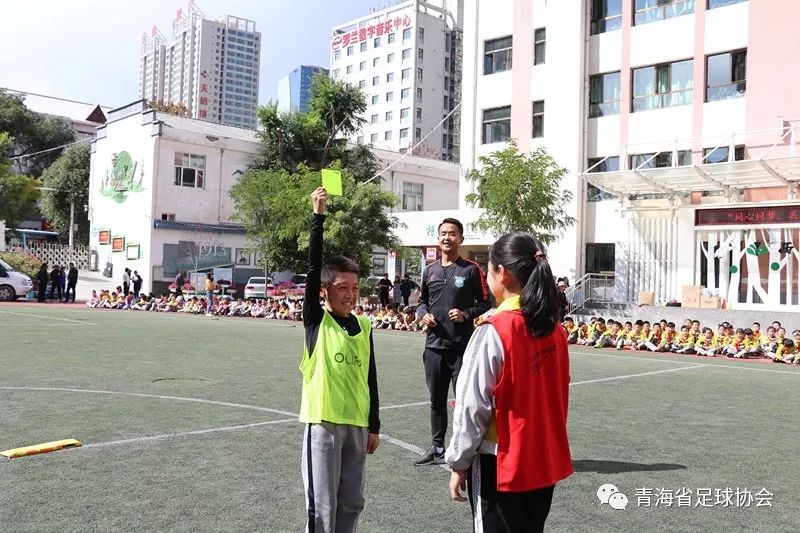 青海省足球协会走进西宁市北大街小学,共同举办"同心同梦,共育足球娃"