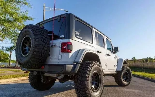 最霸气JEEP牧马人亮相,配25寸大轮毂,爬山涉
