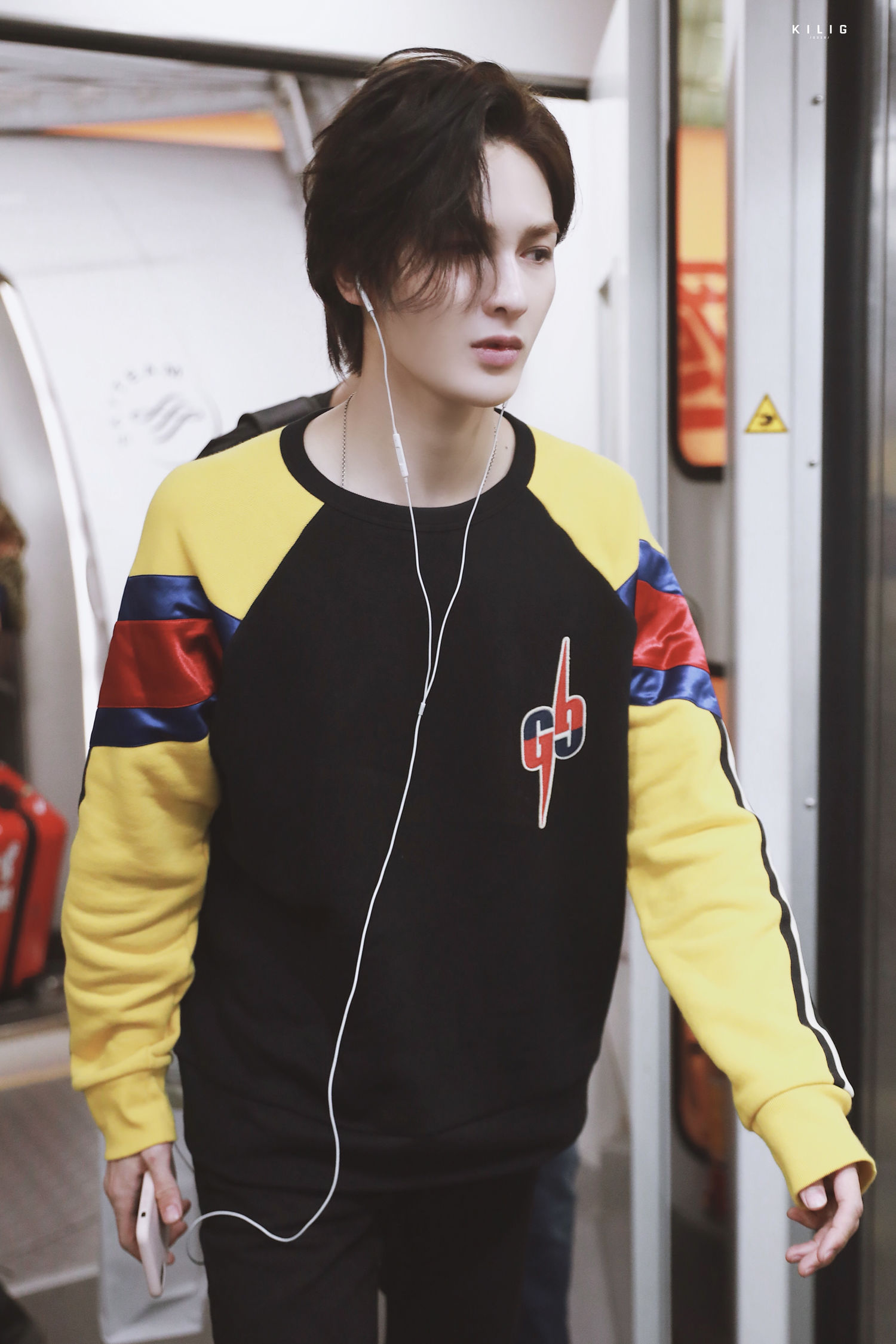 朱正廷上海飞武汉到达 日系运动boy在向我们招