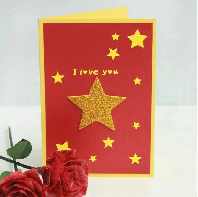 红色象征着喜庆,五星红旗的同款贺卡很适合国庆的氛围.